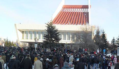Театральную площадь заполонили протестующие