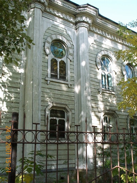 Синее небо в окне синагоги