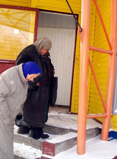 "Погоди, подам."