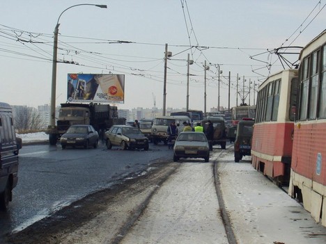 60 лет влксм омск. Омск 2004 год. Мост 60 лет ВЛКСМ трамвай. Строительство моста 60 лет ВЛКСМ В Омске.