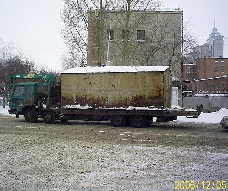 Сам грузит, сам везёт