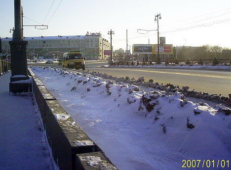 Лежал прошлогодний снег