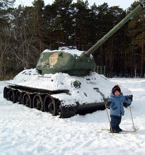 Танки вдоль лыжни