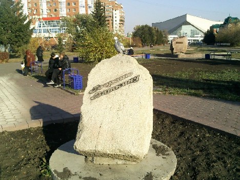 В центре Омска появились новые скамейки