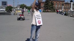 Хватит кормить Кремль! Виктор Корб в пикете 12 июня 2013 года