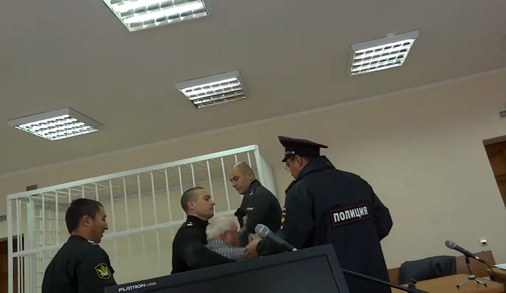 Приставы силой выводят правозащитника из зала заседаний