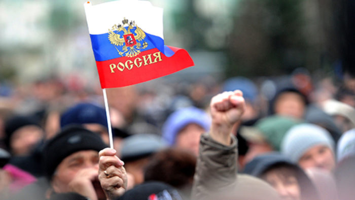 толпа и флаг России