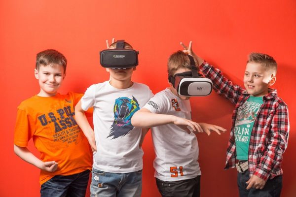 дети в шлемах виртуальной реальности