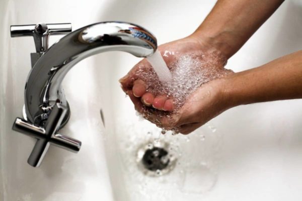 мыть руки по краном