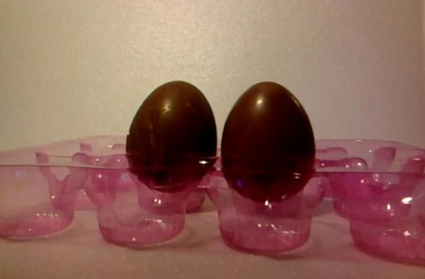 Никто не обращает внимания на маленький значок на яйцах «Киндер-сюрприз». И он может сказать вам, что за игрушка внутри
