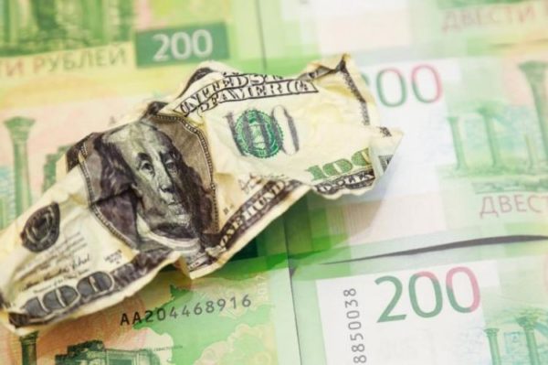 скомканный доллар на евро