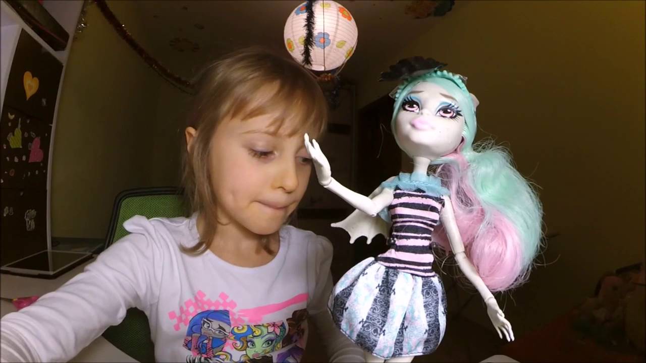 Девочка и кукла-монстр