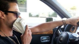 Мужчина с деньгами в машине