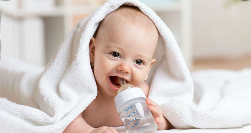 Малыш с бутылочкой с простой водой
