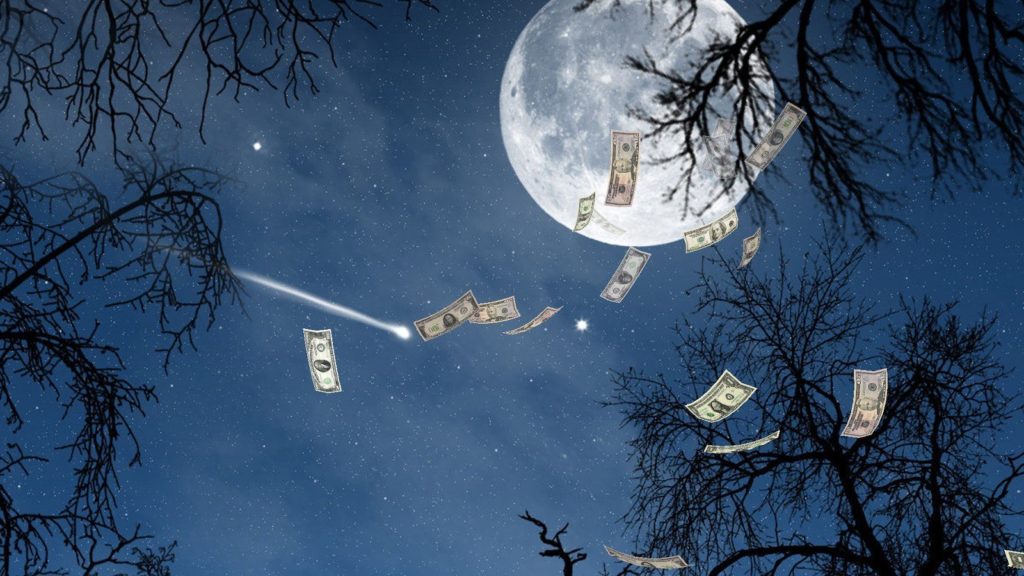 Летящие долларовые купюры на фоне Лун в ночном небе